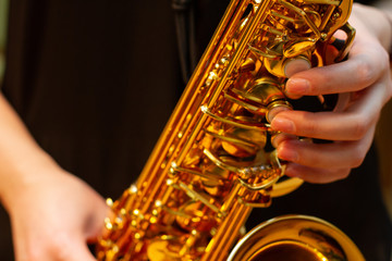 musician playing sax alto 