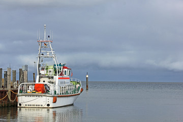 Obraz premium Seenotkreuzer im Hafen Strucklahnungshörn (Nordstrand, Schleswig-Holstein)