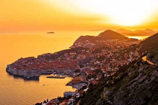 北欧　DUBROVNIK 宝石の様な風景画 330px-Old_town_of_dubrovnik.jpg