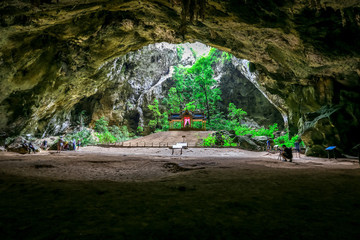 The background of the building inside the cave (Phraya Mahanakon) is beautiful and there is a light shining down, tourists and travelers always visit the beauty. 