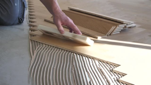       Geb&auml;ude und Architektur > Parkett verlegen in Wohnung bei Renovierung   Parkett verlegen in Wohnung bei Renovierung. Fischgr&auml;t parkett Video 4k