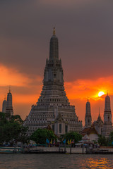 Fototapeta premium Twilight wallpaper in the evening,the sun going back to the horizon,Wat Arun Ratchawaramaram is a temple along the ChaoPhraya River is an important place and a beautiful tourist destination in Bangkok