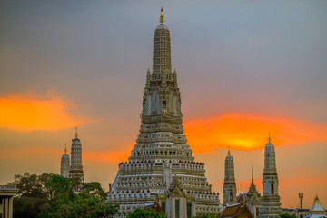Fototapeta premium Twilight wallpaper in the evening,the sun going back to the horizon,Wat Arun Ratchawaramaram is a temple along the ChaoPhraya River is an important place and a beautiful tourist destination in Bangkok