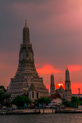 Fototapeta premium Twilight wallpaper in the evening,the sun going back to the horizon,Wat Arun Ratchawaramaram is a temple along the ChaoPhraya River is an important place and a beautiful tourist destination in Bangkok