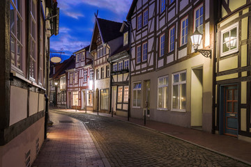 Altstadt Gasse in Hameln entzerrt am Abend