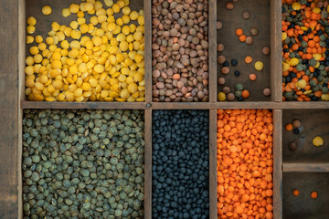 Verschiedene Sorten von Linsen auf einem alten Holzhintergrund