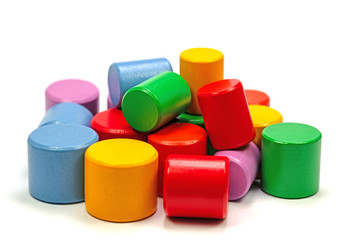 Bunte Bausteine, zylinderförmig, vor weißem Hintergrund