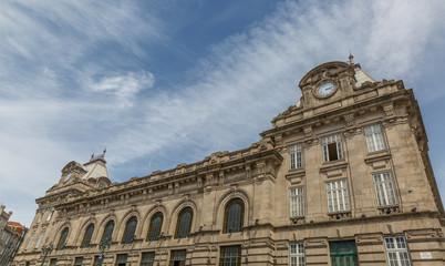 Fototapeta na wymiar Classical building of the old city of Porto