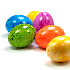 Bunte Eier vor weißem Hintergrund