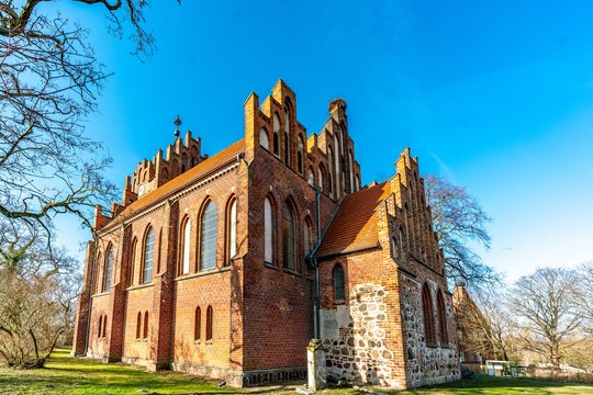 Neogotische Kirche im Dorf Linum in Brandenburg