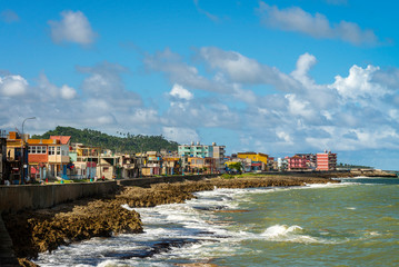 Kuba, Baracoa;  Küste, der Malecon von Baracoa.