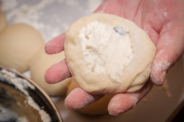 Preparation of round cheesecakes with cottage cheese and raisins