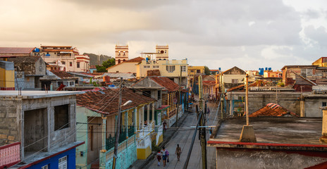 Kuba, Baracoa;  Blick auf das Stadtzentrum im Abendlicht.
