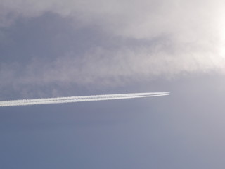 青空　飛行機雲