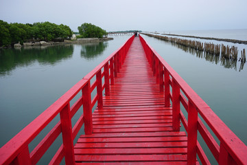 Obraz premium Long Red Bridge Samut Sakhon in bays Thailand