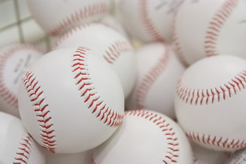 A mountain of white balls - 白球の山