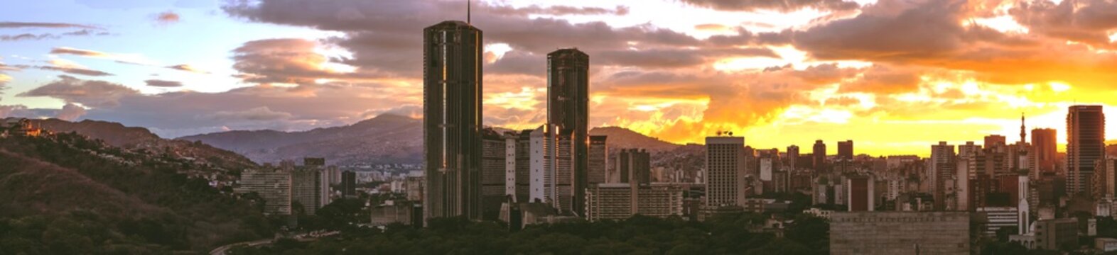 Atardecer caraque&ntilde;o sobre las Torres de Parque Central