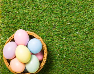 Fototapeta na wymiar colorful easter eggs on green grass background