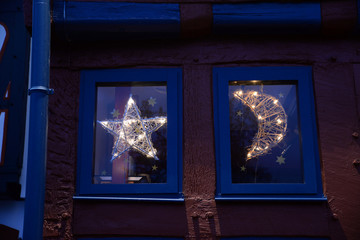 Fenster mit weihnachtlicher Dekoration