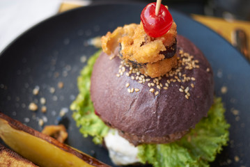 Hamburger sandwich with roasted potatoes