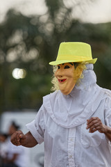 Chapeau jaune et chemise blanche pour les mariages burlesques au carnaval de Cayenne en Guyane française