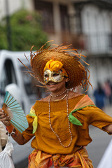 Eventail contre la chaleur le jour des mariages burlesques au carnaval de Cayenne en Guyane française