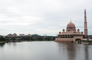 Fototapeta na wymiar Putra Mosque