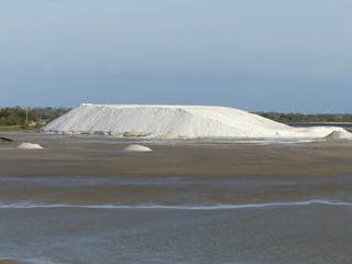 Salinenberg in den Salinen von Salin-de-Giraud / Frankreich