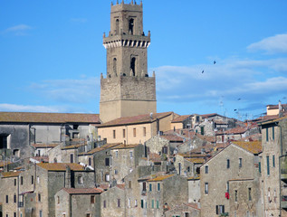 Fototapeta na wymiar Borgo medievale con torre campanaria
