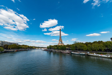 川辺のエッフェル塔