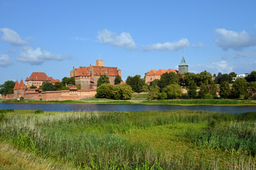Fototapeta na wymiar Marienburg mit Sankt Johannes am Nogat Polen
