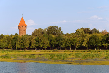 Obraz premium Wasserturm von Malbork am Fluss Nogat