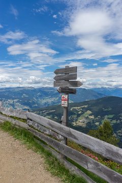 Alpe di Siusi, Signpost with trek sign to Puflatsch bullacia baita arnika bull and pufels