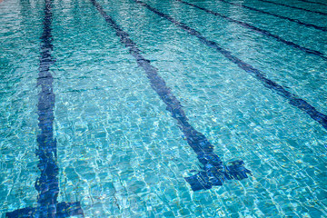 Naklejka premium Background of rippled pattern of clean water in a blue swimming pool.