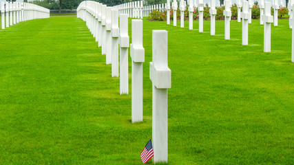 5953_One_of_the_cross_in_the_cemetery_with_an_American_flaglet.jpg