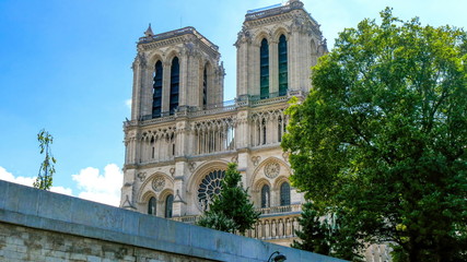 Fototapeta na wymiar 6005_The_sneek_view_of_the_Notre_Dame_Cathedral.jpg
