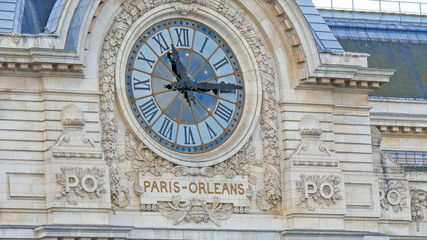 6030_The_big_clock_on_the_Paris-Orleans_building.jpg