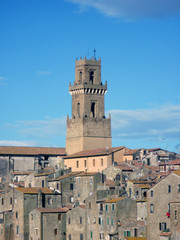 Fototapeta na wymiar Torre campanaria e tetti rossi