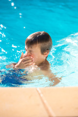Fototapeta na wymiar enfant à la piscine