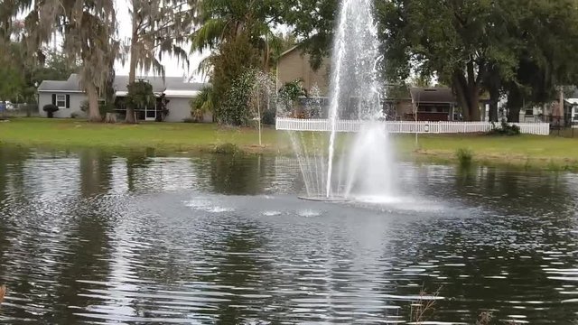 Hermosa fuente centrada en el medio del lago