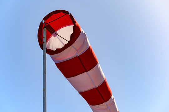 rot-wei&szlig; gestreifter Windsack