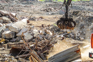 Clamshell grab for cleaning construction garbage and destroyed structures. Working process.