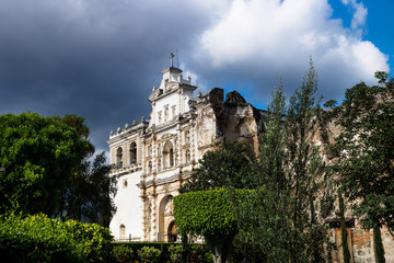 Obraz premium Church of San Fransisco el Grande with dramatic sky, Antigua, Guatemala