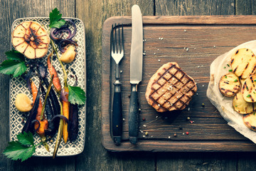 Fleisch Steak auf Holz mit altem Besteck, Gemüse Vogelperspektive, von Oben