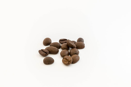 Granos de caf&eacute; sobre fondo blanco