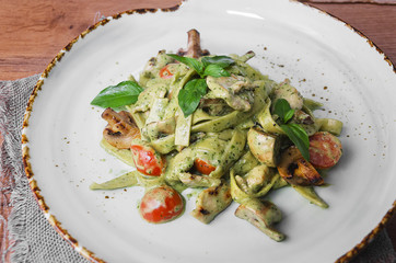 green pasta with chicken, basil and mushrooms