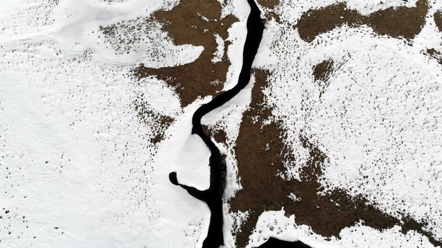vol &agrave; la verticale d'une rivi&egrave;re et ses lacets sous la neige