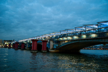 Obraz premium Blackfriars train bridge with new solar panels at dusk, London, UK