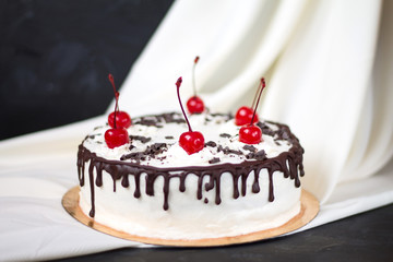 CAKE WITH CHERRY
