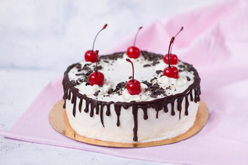 CAKE WITH CHERRY AND STRAWBERRY